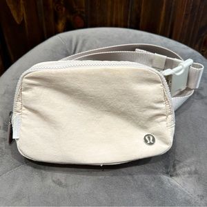 Lululemon Everywhere Belt Bag - Cream.